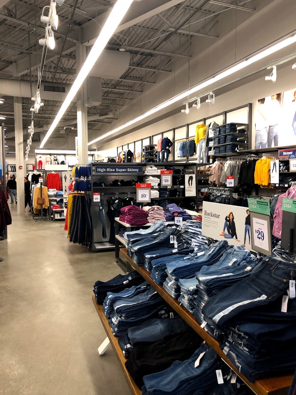 Old Navy Outlet | 300 Taylor Rd SUITE 109, Niagara-on-the-Lake, ON L0S 1J0, Canada | Phone: (905) 704-0665