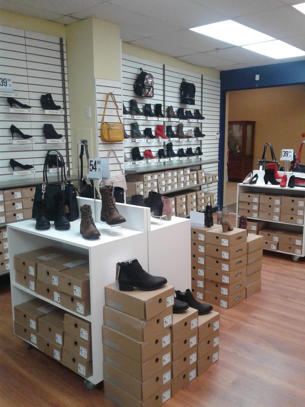 Chaussures Yellow | 325 Rue de lÉglise, Donnacona, QC G3M 2A2, Canada | Phone: (581) 318-3781