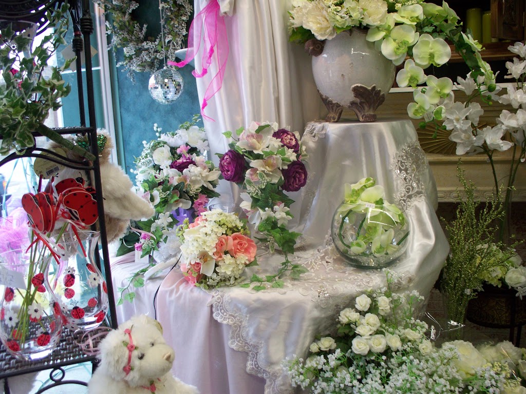 Margarets Fernlea Flowers & Gifts | 201 Broadway, Tillsonburg, ON N4G 3R2, Canada | Phone: (519) 842-8441