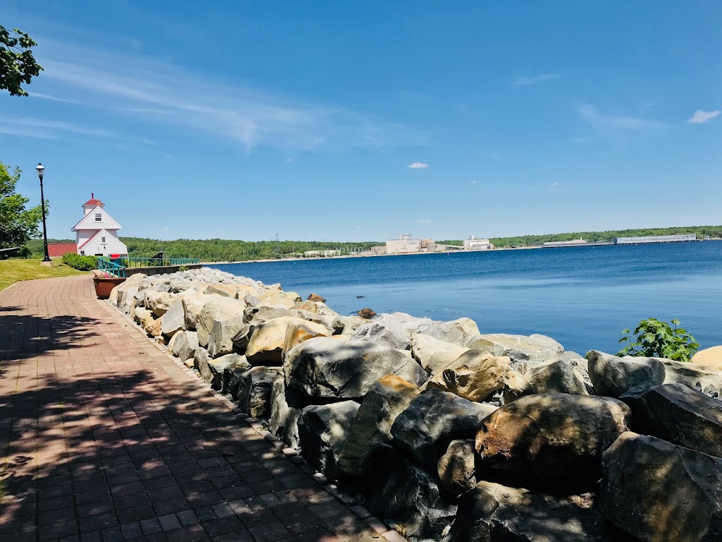 Fort Point Lighthouse | 21 Fort Lane, Liverpool, NS B0T 1K0, Canada | Phone: (902) 354-5260