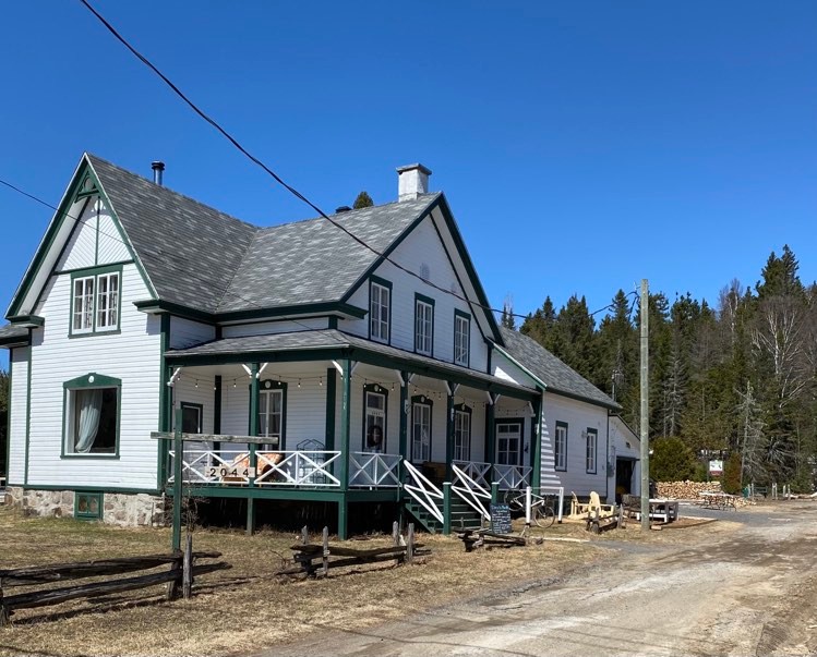 Dans la musette - Halte cycliste | 2024 Chem. des Hauteurs, Sainte-Lucie-des-Laurentides, QC J0T 2J0, Canada | Phone: (514) 578-3928