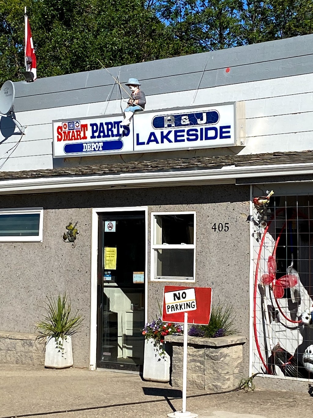 R&J Lakeside | 405 Saskatchewan St, Elbow, SK S0H 1J0, Canada | Phone: (306) 854-2166