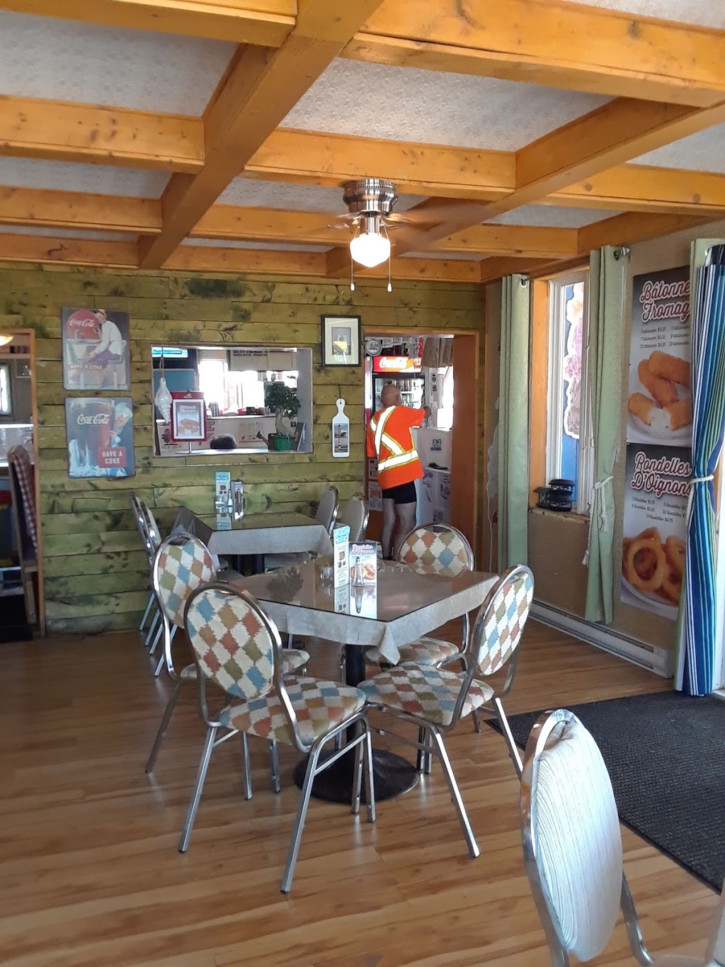 Casse Croute St-Ignace | 134, chemin de la Traverse, Saint-Ignace-de-Loyola, QC J0K 2P0, Canada | Phone: (450) 836-2323