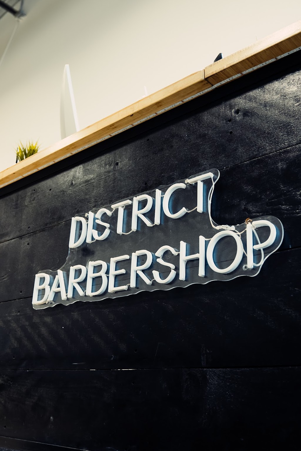 District Barbershop | 215 Bd du Curé-Labelle, Sainte-Thérèse, QC J7E 2X6, Canada | Phone: (450) 323-0235