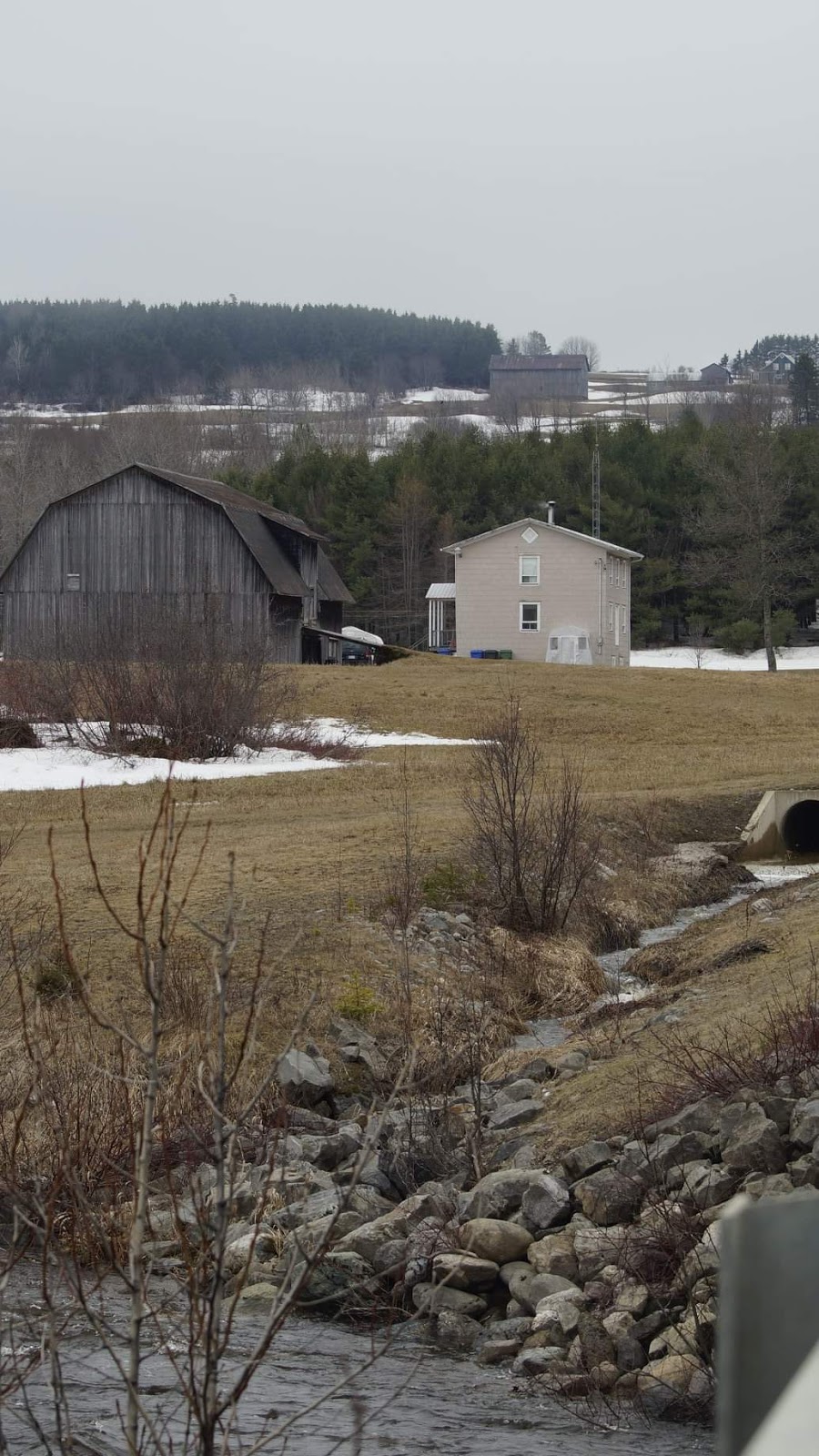 Ferme les pieds dans le champ | 151 Chem. Taché E, Saint-Marcel, QC G0R 3R0, Canada | Phone: (418) 356-2737