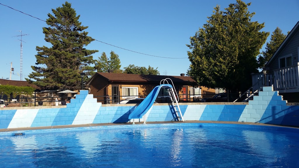 Huron Motor Lodge | 24 Water St, South Baymouth, ON P0P 1Z0, Canada | Phone: (705) 859-3131