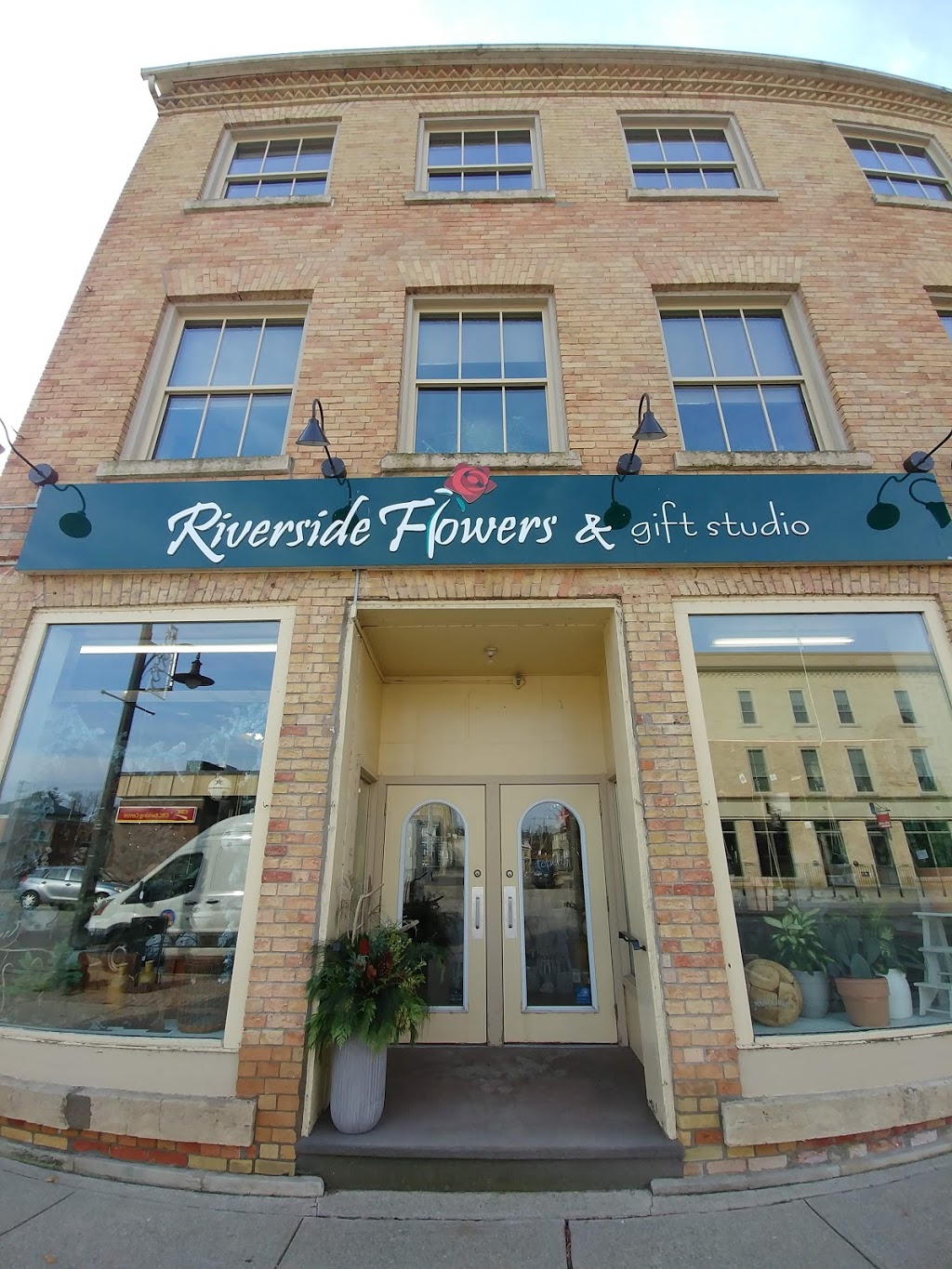 Riverside Flowers and Gift Studio | 55 Huron St, New Hamburg, ON N3A 1K1, Canada | Phone: (519) 662-1411