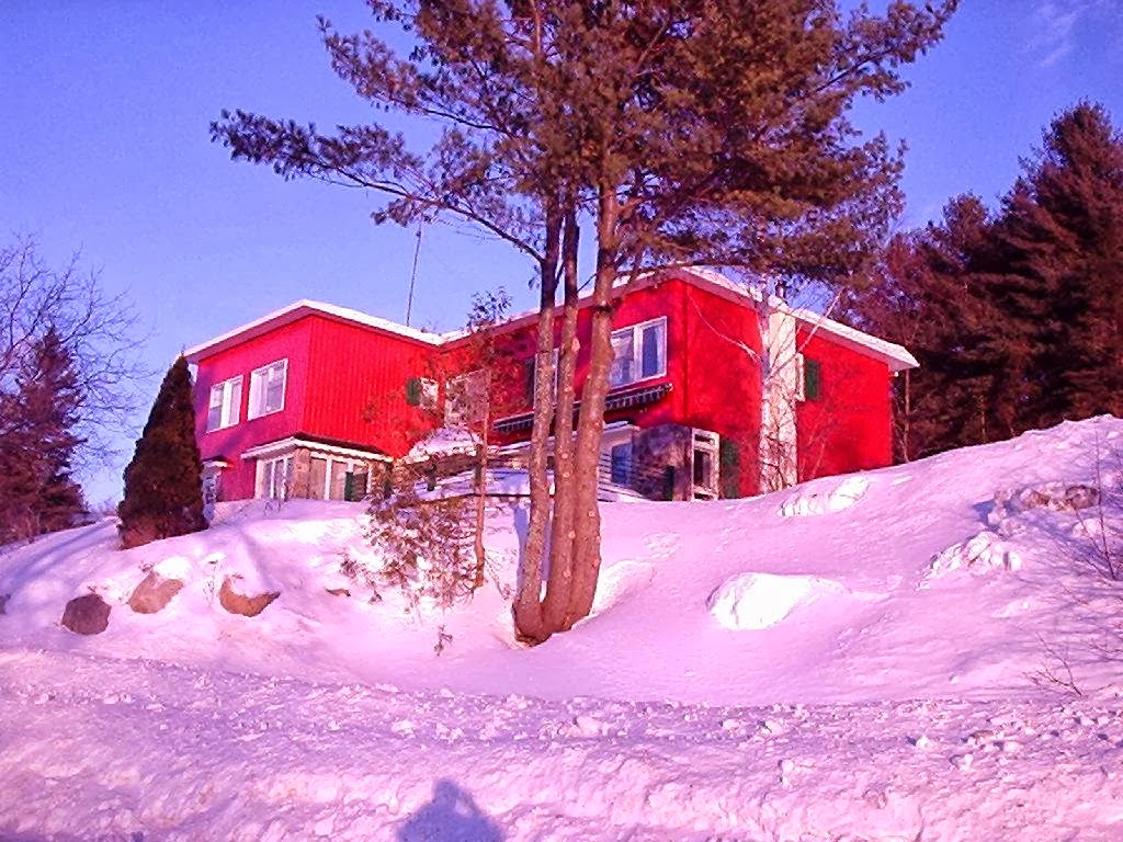 Auberge Lac Du Pin Rouge | 81 Chemin du Lac du Pin Rouge, Saint-Hippolyte, QC J8A 3J3, Canada | Phone: (450) 563-2790