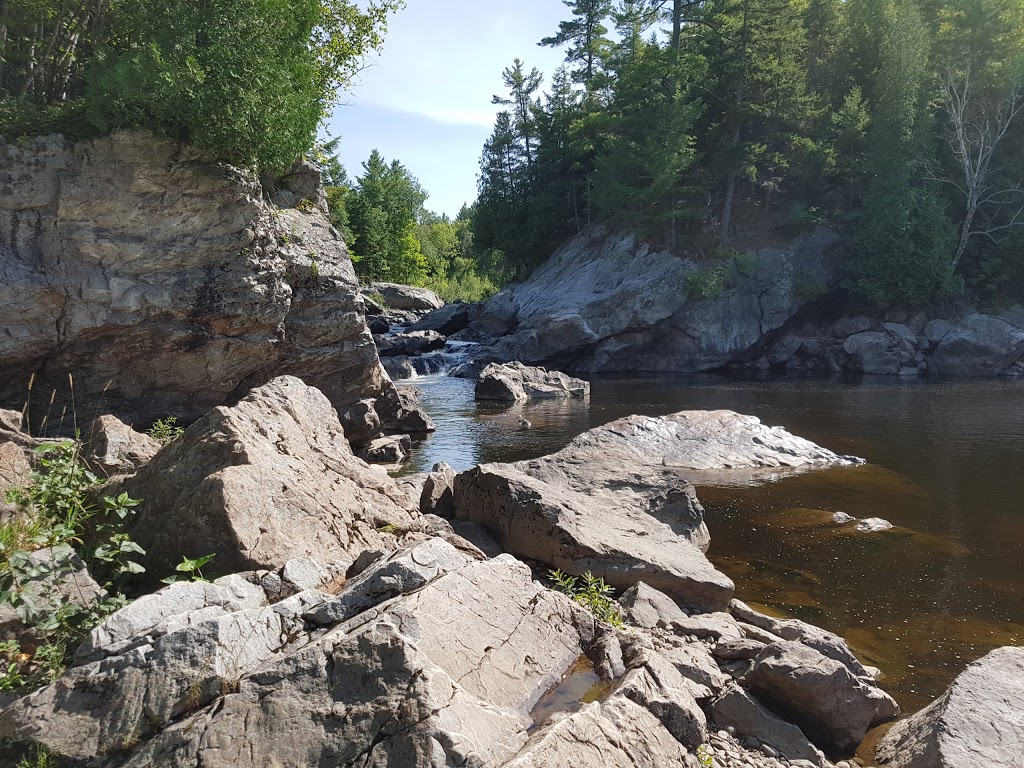 Les Sentiers de la Chute du Rocher Blanc | 167-175 Route du Pouvoir, Saint-Raphaël, QC G0R 4C0, Canada | Phone: (418) 243-2853