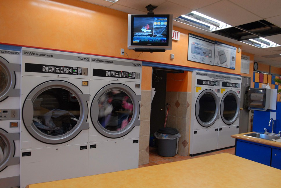 Parkwoods Coin Laundry | 1277 York Mills Rd, North York, ON M3A 1Z5, Canada | Phone: (416) 385-0611