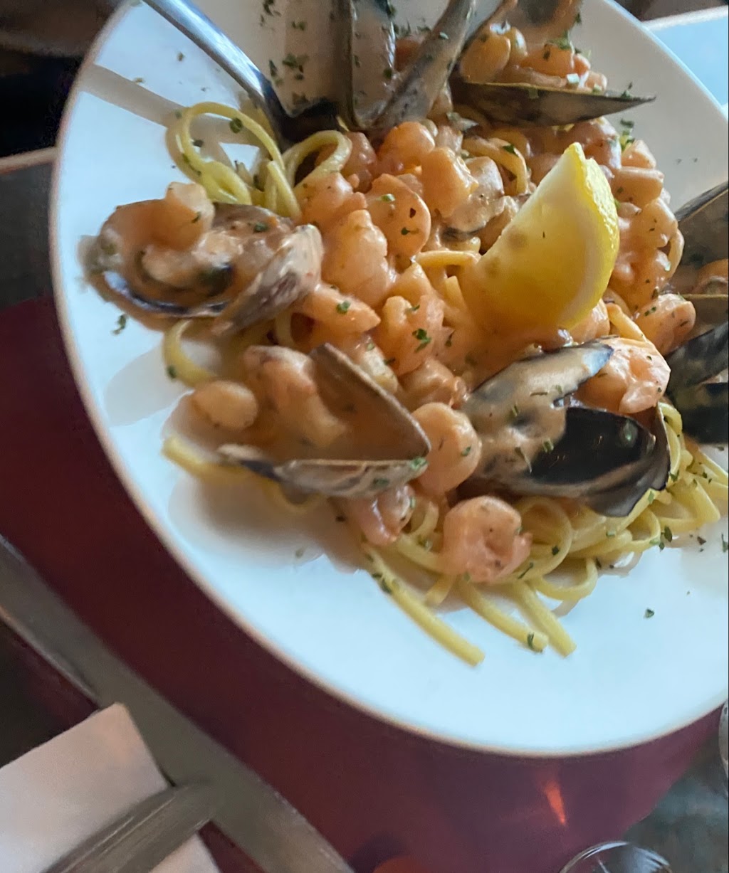 Restaurant sur Mer | 103 Rue du Quai, Saint-Siméon, QC G0T 1X0, Canada | Phone: (418) 638-2674