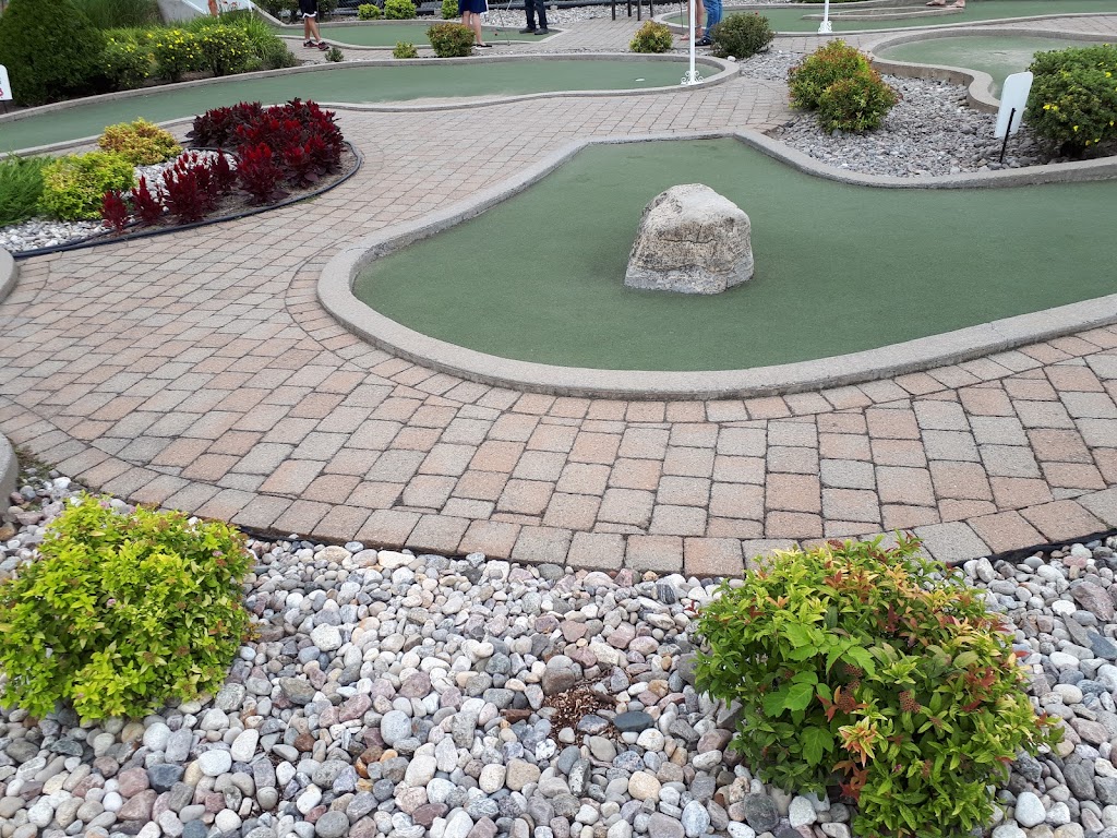 Miniature Golf Fabreville | 3315 Bd Sainte-Rose, Laval, QC H7P 4L7, Canada | Phone: (450) 625-4752