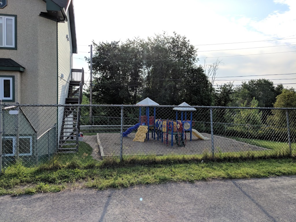 Garderie Educative La Petite Ecole | 15 Pl. Châteaumont, Saint-Jérôme, QC J5L 1H6, Canada | Phone: (450) 431-3809