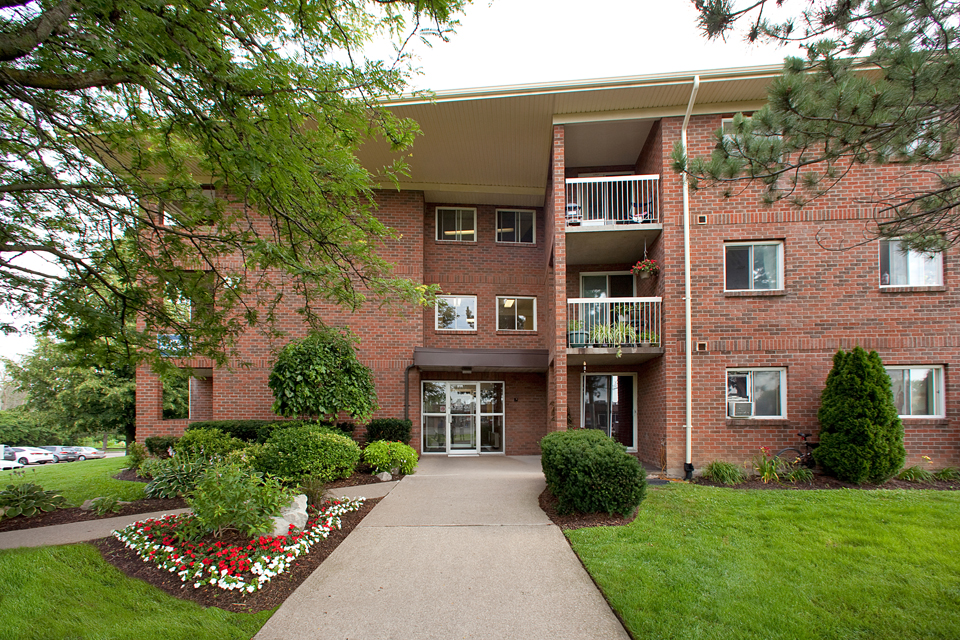 Squire Court Apartments | 80 Rockwood Ave, St. Catharines, ON L2P 3P2, Canada | Phone: (905) 988-9588