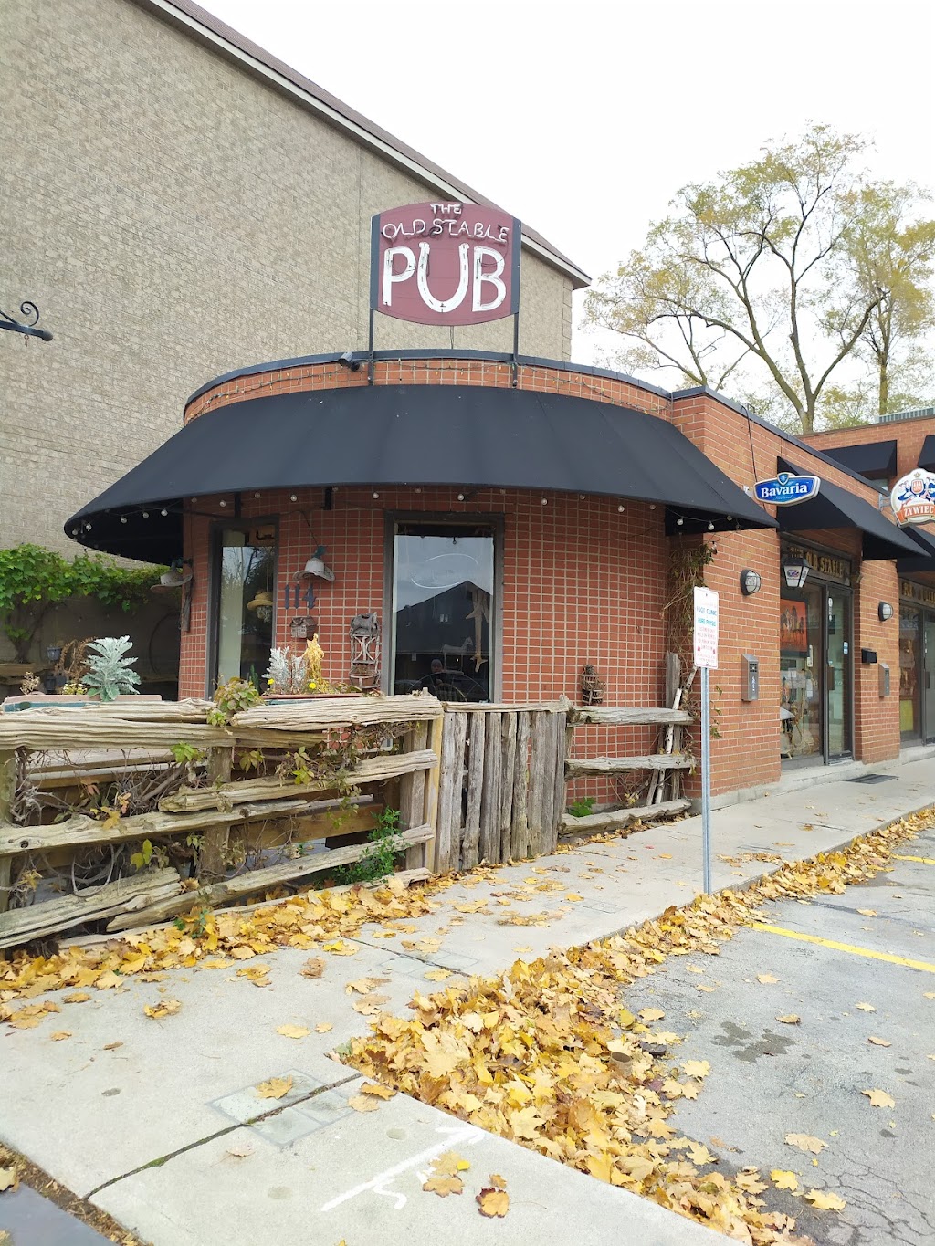 The Old Stable Pub | 114 Lakeshore Rd W #1, Mississauga, ON L5H 1E8, Canada | Phone: (905) 278-1101