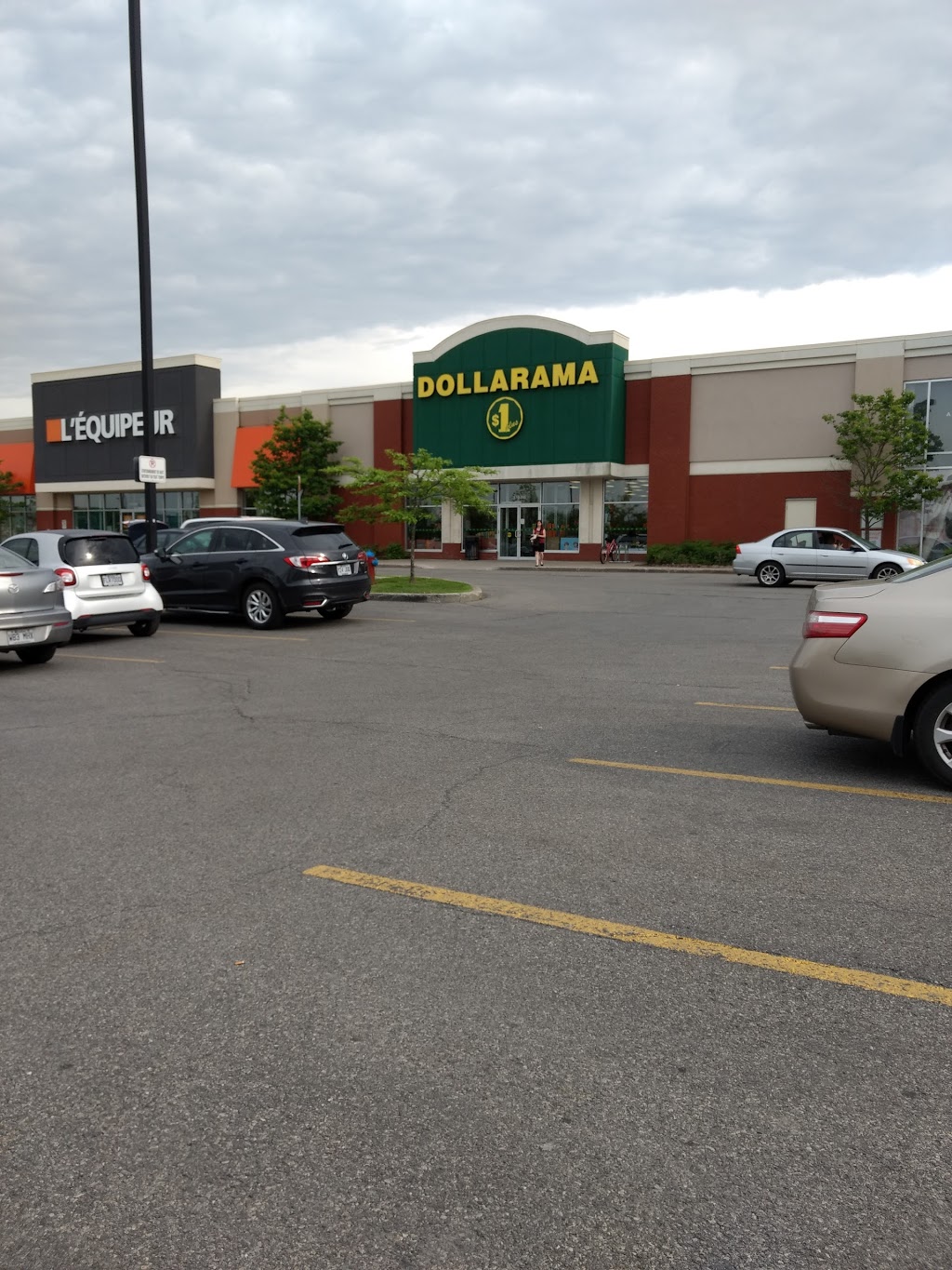 Dollarama | 510 Voie de Desserte de la Route 132, Saint-Constant, QC J5A 2S6, Canada | Phone: (450) 633-0297