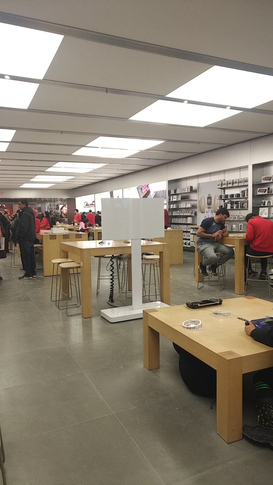 Apple Fairview | 1800 Sheppard Ave E, Toronto, ON M2J 5A7, Canada | Phone: (416) 646-4412