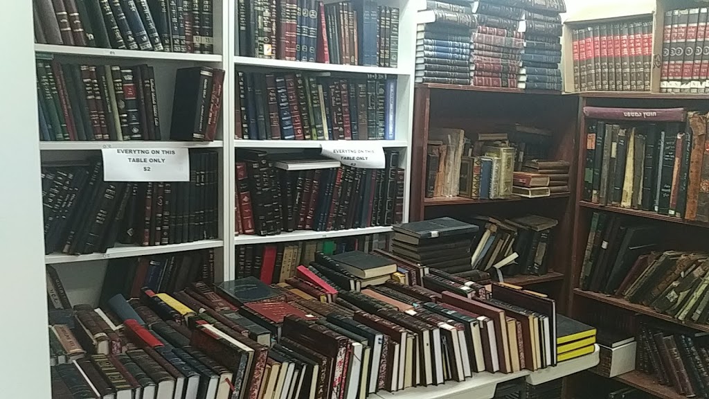 Used Jewish Books | 182 Caribou Rd, North York, ON M5N 2B6, Canada | Phone: (416) 782-8585