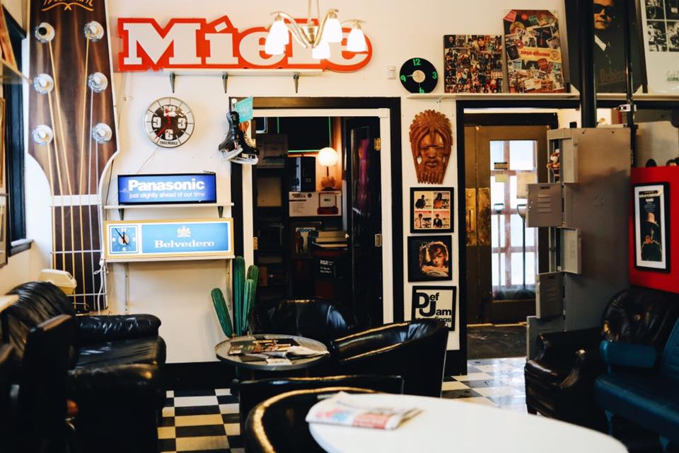 Mad Dogs Vinyl Cafe | 239 Hurontario St, Collingwood, ON L9Y 2M1, Canada | Phone: (705) 445-1900