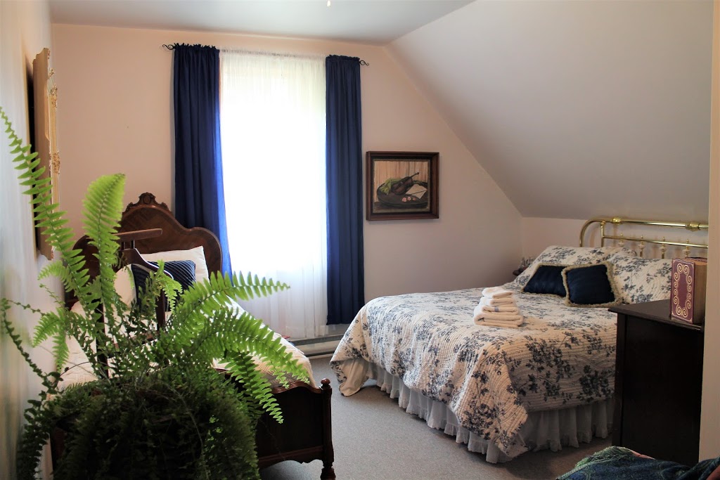 Bell Aura Bed, Breakfast & Bistro | 77 2 Ave SW, Carman, MB R0G 0J0, Canada | Phone: (204) 745-6787