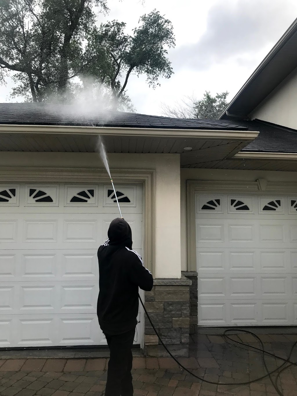 MK Universal Windows and Gutter Cleaning | 2079 The Collageway Un-84, Mississauga, ON L5L 3M1, Canada | Phone: (905) 569-2072