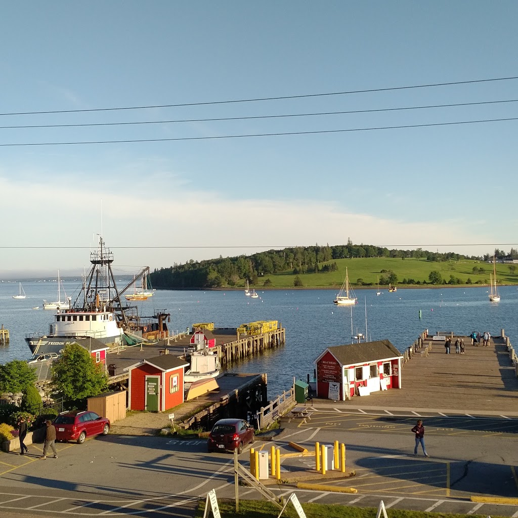 The Half Shell Oysters & Seafood | 108 Montague St, Lunenburg, NS B0J 2C0, Canada | Phone: (902) 634-8503