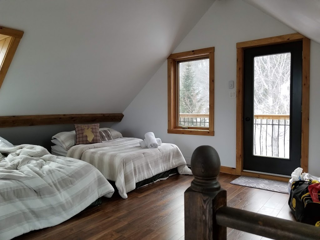 Chalet de Lynx | 706 Chemin des Montfortains, Wentworth-Nord, QC J0T 1Y0, Canada | Phone: (514) 463-1677