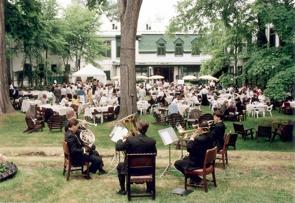 Cercle-de-la-Garnison-de-Québec Québec Garrison Club | 97 Rue Saint Louis, Québec, QC G1R 3R2, Canada