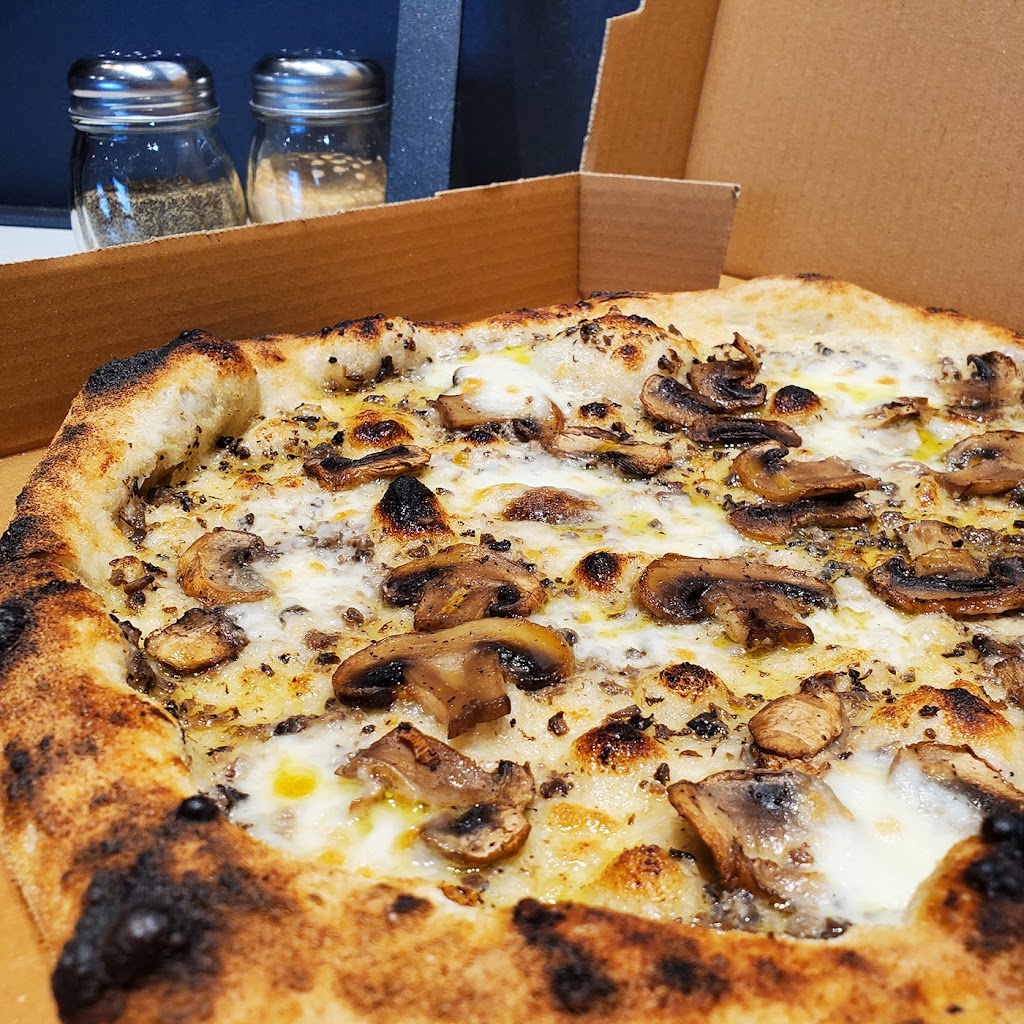 Forno Pizzeria | Canada, Ontario, Oakville, River Glen Blvd, CA ON邮政编码: L6H 6X6 | Phone: (365) 726-7747