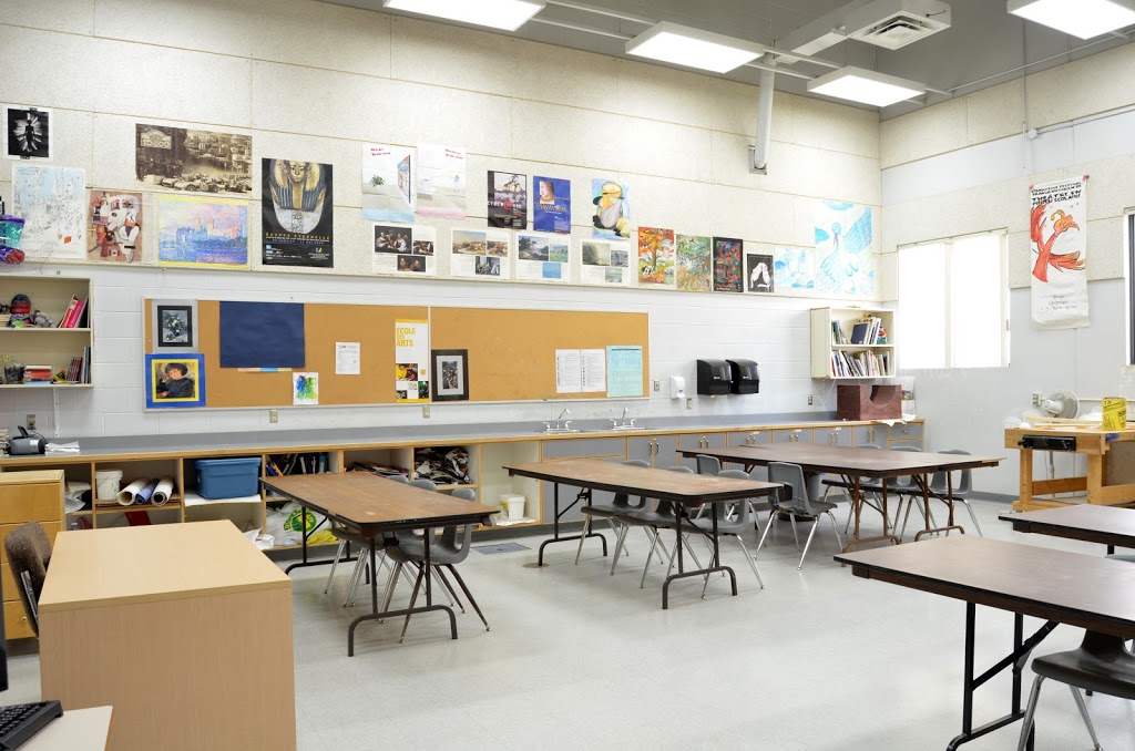 École secondaire catholique Marie-Rivier | 711 Dalton Ave, Kingston, ON K7M 8N6, Canada | Phone: (613) 546-5270