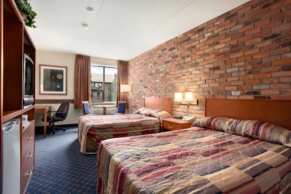 Travelodge by Wyndham Barrie on Bayfield | 300 Bayfield St, Barrie, ON L4M 3B9, Canada | Phone: (705) 996-0702