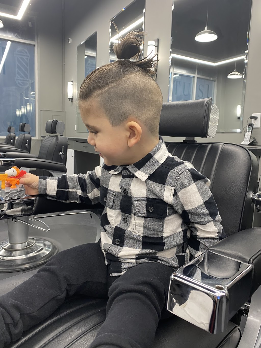 STATUS THE BARBERSHOP | 1915 Ironoak Way UNIT 4, Oakville, ON L6H 0N1, Canada | Phone: (905) 338-8887