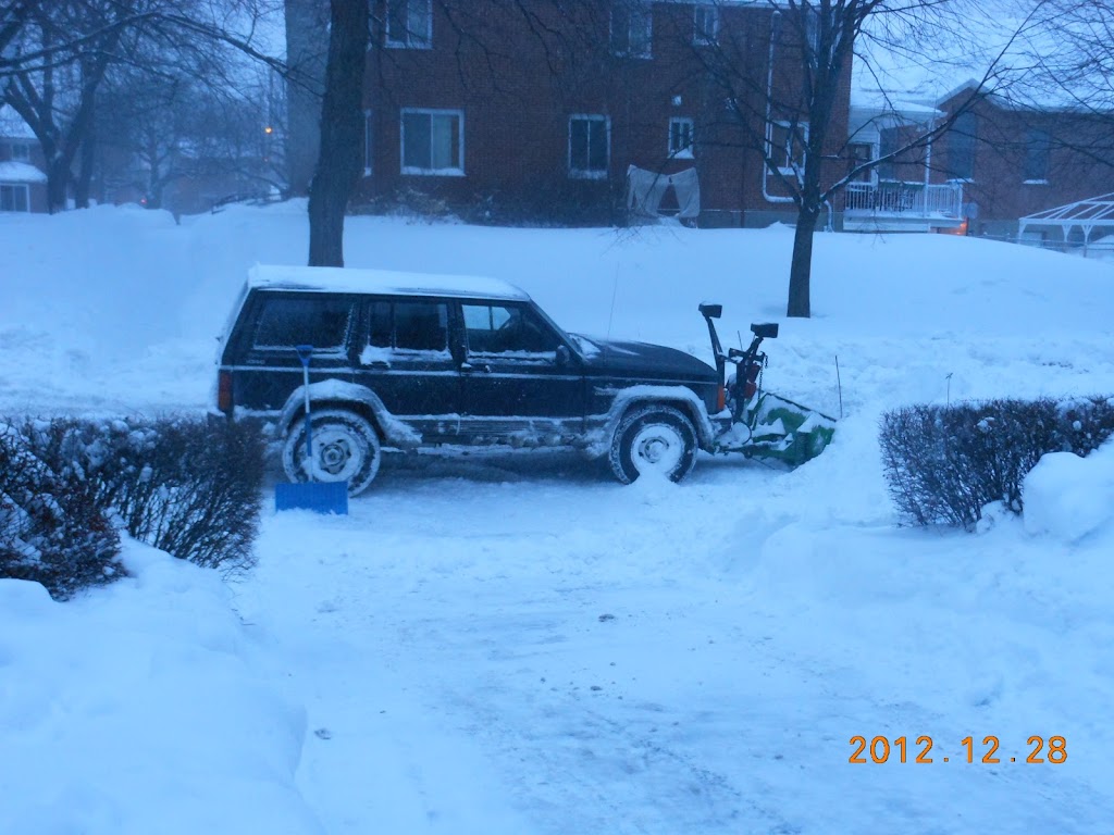 Déneigement Charles Gosselin | 1510 Bd Desmarchais, Montréal, QC H4E 2B2, Canada | Phone: (514) 765-9965