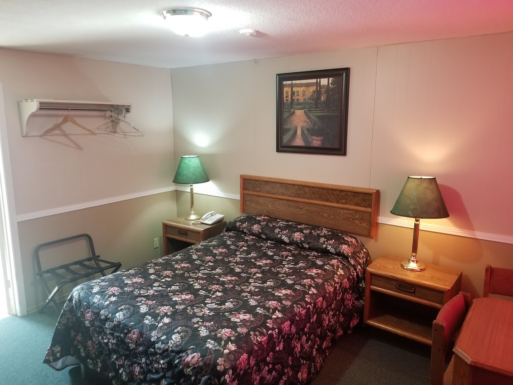 Twin Oaks Motel | 3511 Concession Road #4 From :401 E -Exit #436 , 401 W- Exit #440, Orono, ON L0B 1M0, Canada | Phone: (905) 983-5856