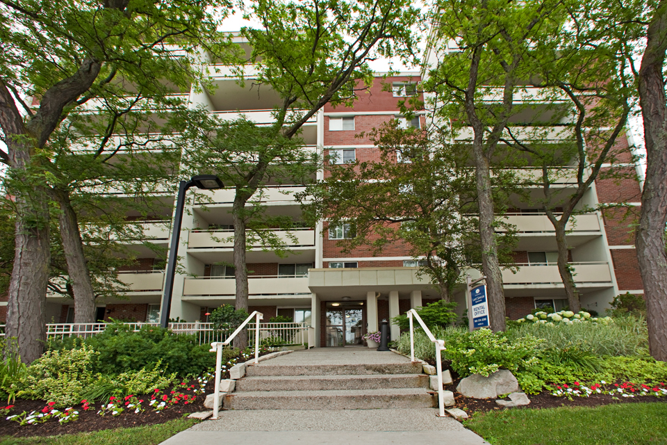 Lord Simcoe Apartments | 4982 Crysler Ave, Niagara Falls, ON L2E 7B4, Canada | Phone: (905) 374-2290