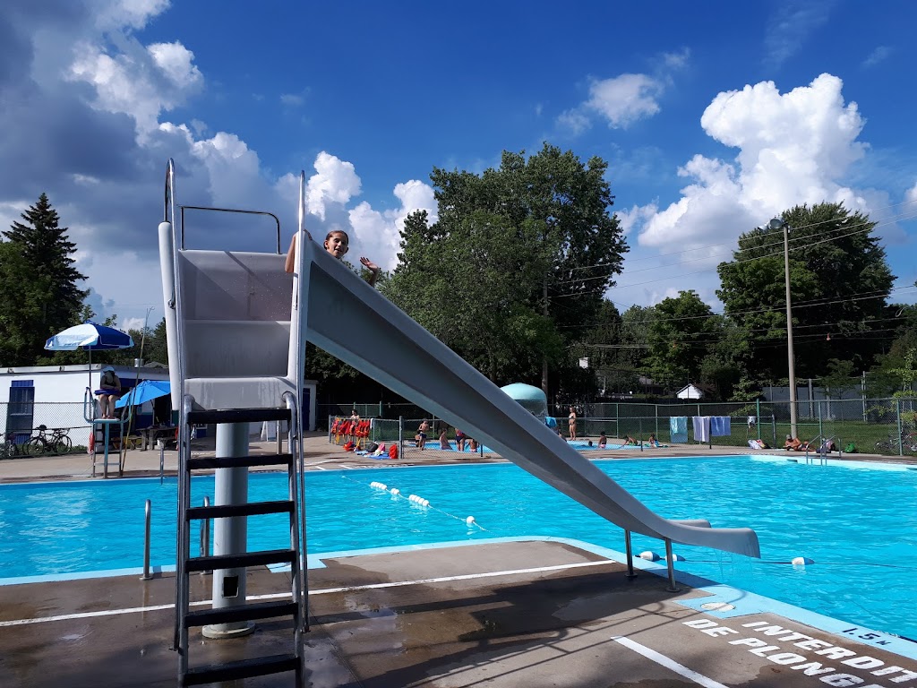 Piscine Couvrette | Parc Couvrette, 665 Rue des Jardins-Sainte-Dorothée, Laval, QC H7X 2K4, Canada | Phone: (450) 689-9535