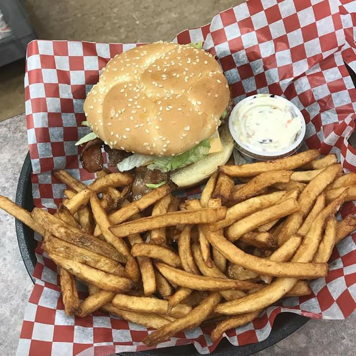 Baker’s Fries (The Hawks Nest) | 275 Brockville St, Smiths Falls, ON K7A 4Z6, Canada | Phone: (613) 283-6767