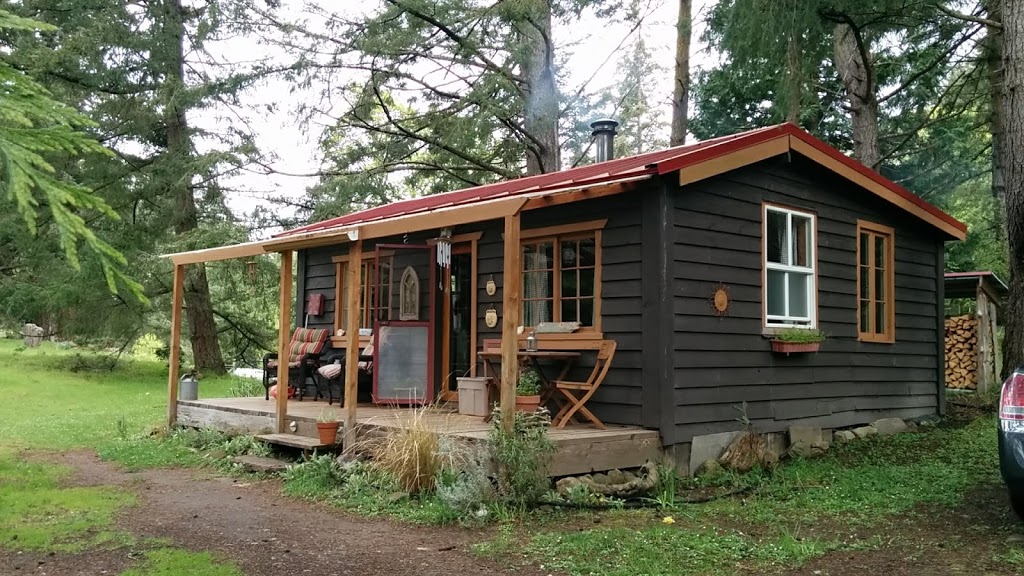 Raylia Cottage | 521 Montrose Rd, Mayne Island, BC V0N 2J2, Canada | Phone: (250) 539-0555