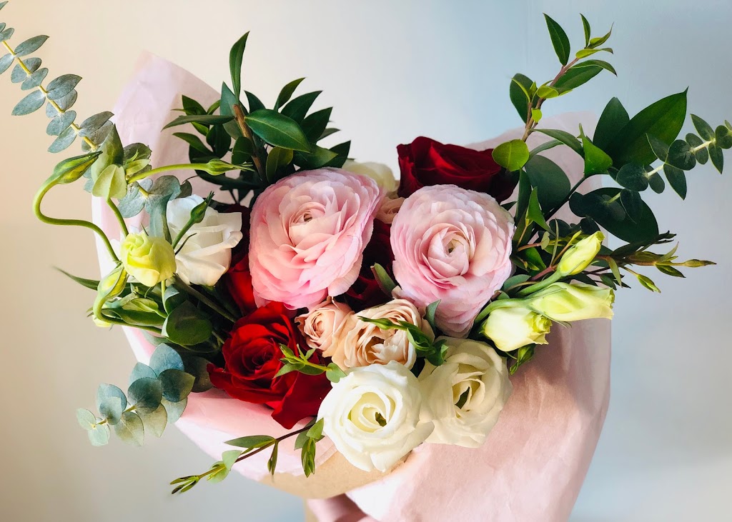Stems and Petals Floral Design | 3118 Colton Way, Oakville, ON L6M 0W3, Canada | Phone: (905) 334-4266
