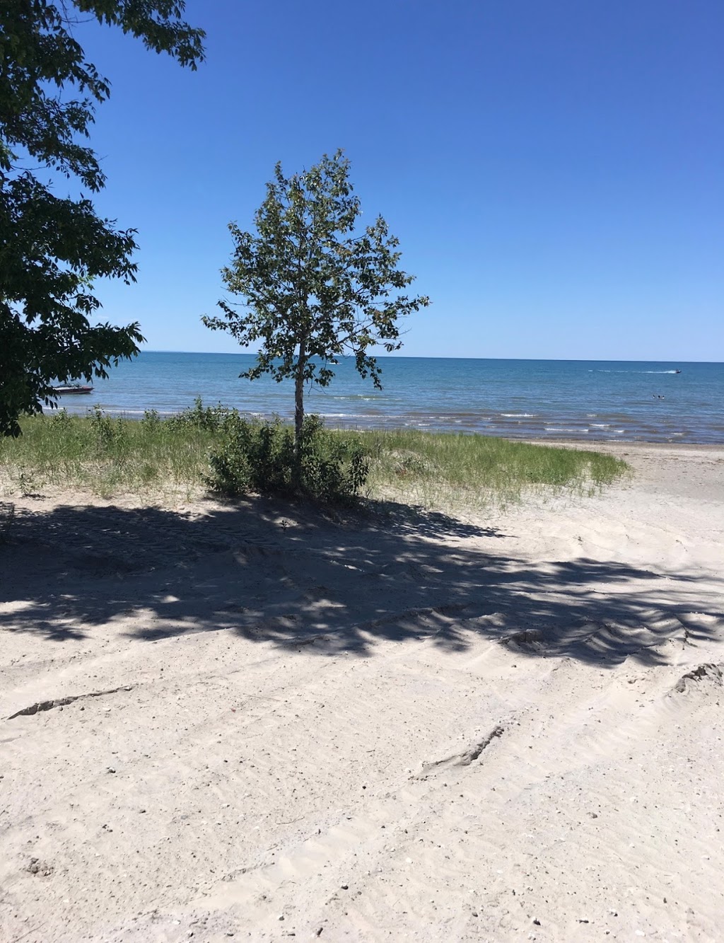 Sandpiper Beach Resort | 8 Sandpiper Ln, Wasaga Beach, ON L9Z 2J9, Canada | Phone: (416) 566-1704