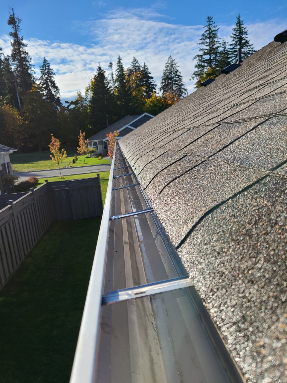 Razor Gutter Cleaning | 2127 Fairbairn Ave, Comox, BC V9M 1C9, Canada | Phone: (250) 897-5831