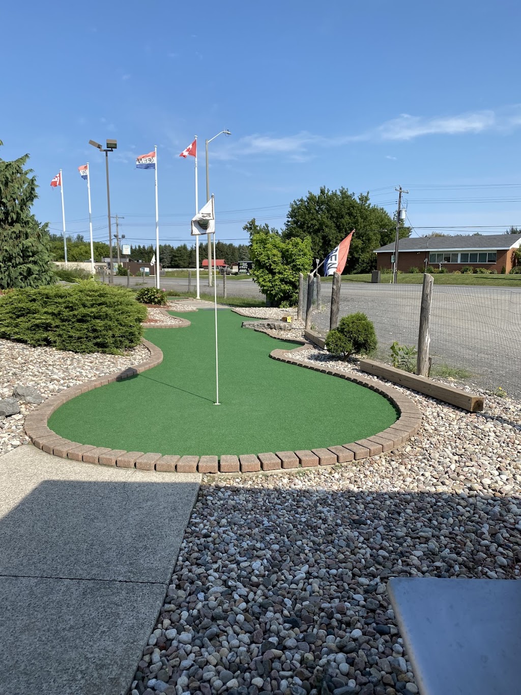 Mer Bleue Miniputt | 3708 Navan Rd, Navan, ON K4B 1H9, Canada | Phone: (613) 824-7900