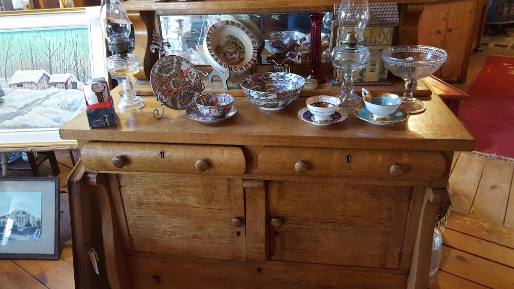 Log Farm Antiques | 1563 9th Line, Carleton Place, ON K7C 3P2, Canada | Phone: (613) 257-3757