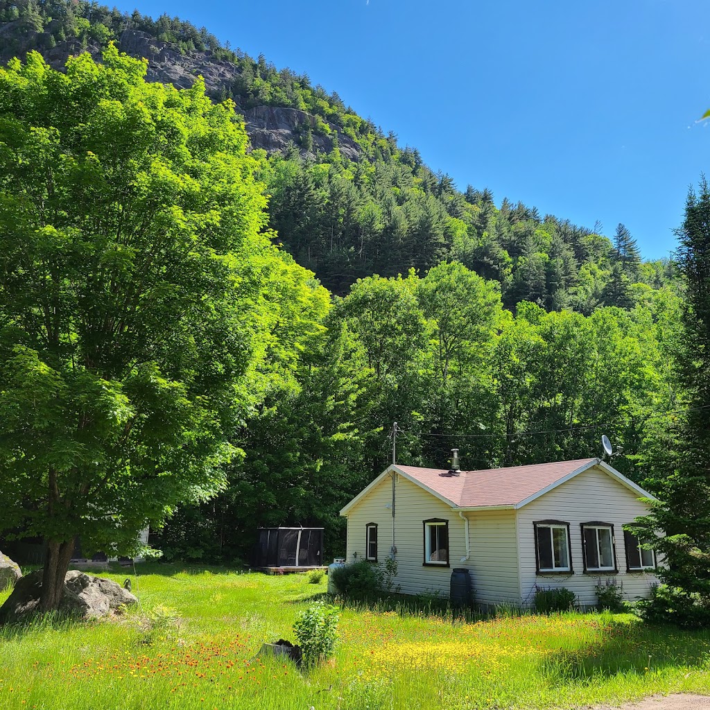 Chalet Falaise | 2440 Rang Morin, Saint-Alexis-des-Monts, QC J0K 1V0, Canada | Phone: (819) 265-8066