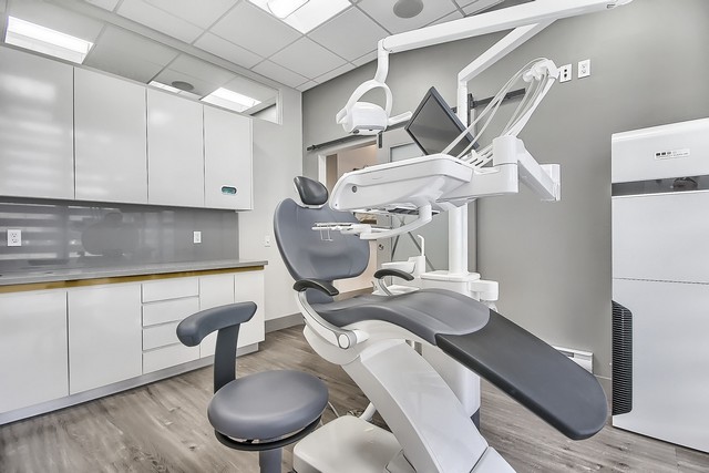 iDent Dental | 10211 Keele St Unit 20, Maple, ON L6A 4R8, Canada | Phone: (905) 553-2647