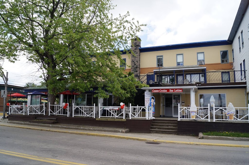 Restaurant LOuragan Resto-Pub 2015 | 1055 Bd du Sacré Coeur, Saint-Félicien, QC G8K 1P7, Canada | Phone: (418) 613-1105