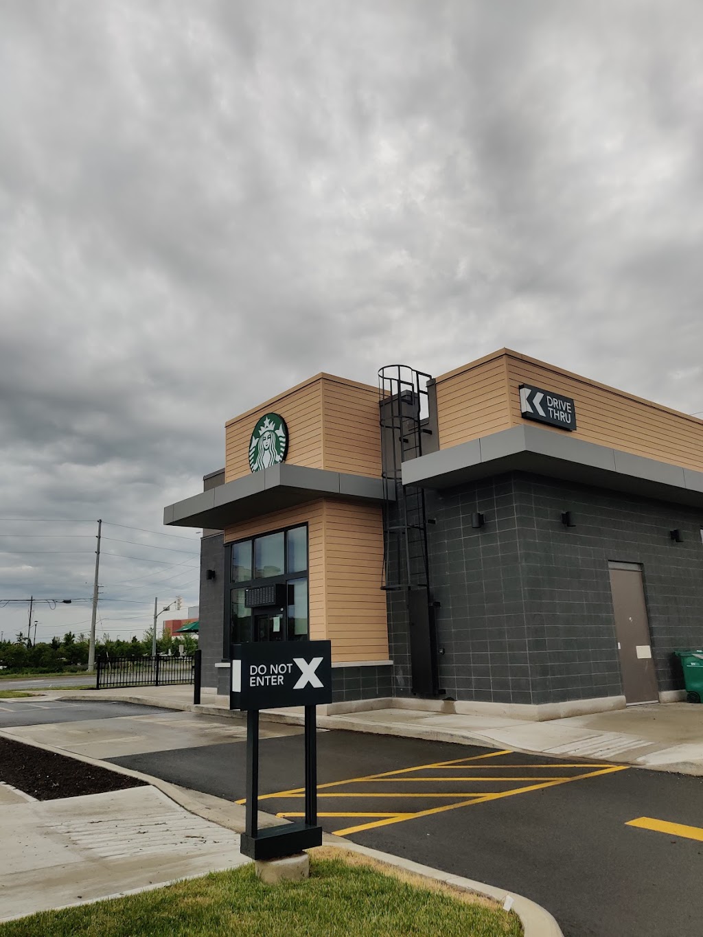 Starbucks | 295 Fourth Ave, St. Catharines, ON L2S 0E7, Canada | Phone: (289) 968-3284