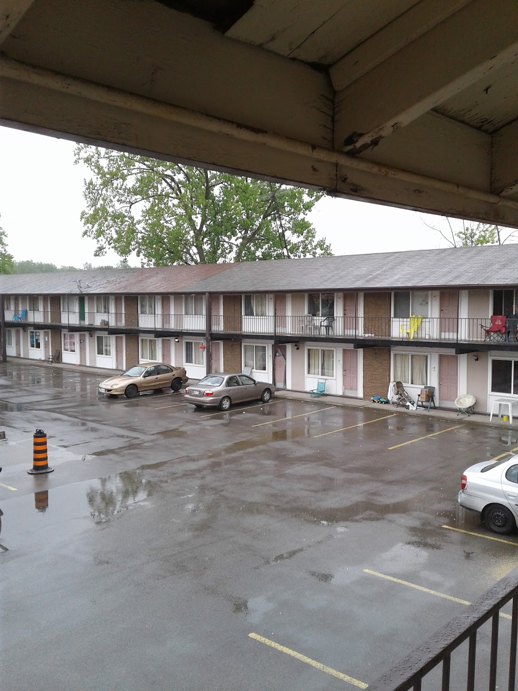 Carriage House Motor Lodge | 8004 Lundys Ln, Niagara Falls, ON L2H 1H1, Canada | Phone: (905) 356-7799