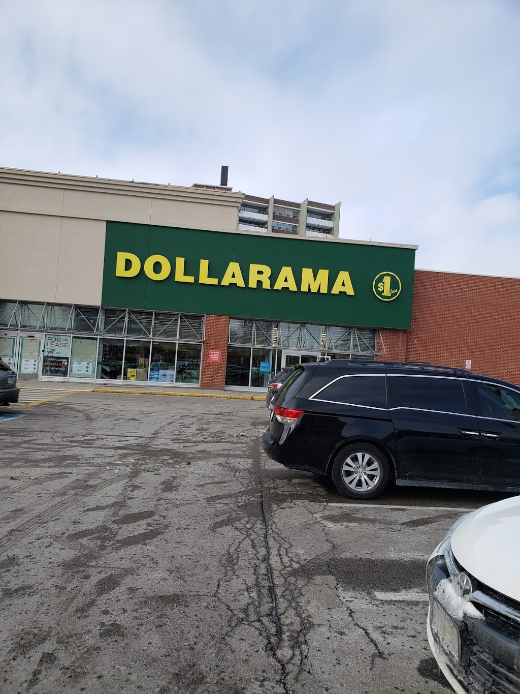 Dollarama | 5990 Bathurst St, Cedarcroft Blvd, Toronto, ON M2R 1Z1, Canada | Phone: (416) 667-8991