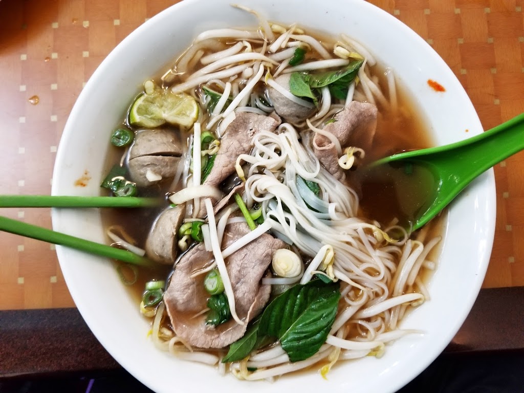 Paris Pho | 1717 Rue Poirier, Saint-Laurent, QC H4L 1J4, Canada | Phone: (514) 747-4493